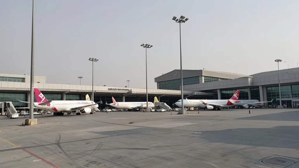 Imagem gerada por IA: Aviões estacionados junto aos terminais do Aeroporto Internacional Rei Khalid, em Riad.