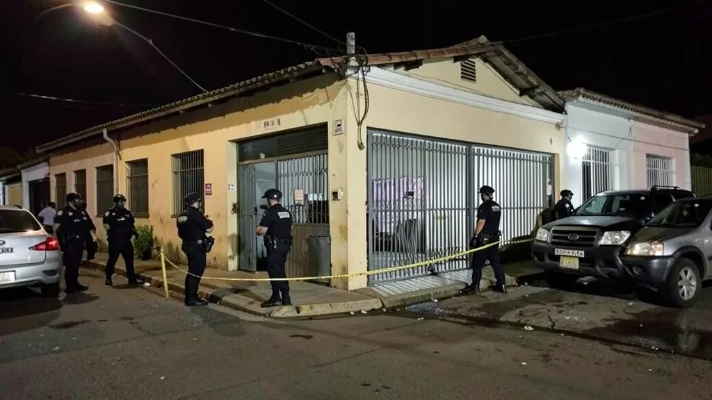 Policiais atendem ocorrência diante de uma residência e oficina têxtil no centro de São Paulo.