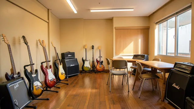 Imagem gerada por IA: Guitarras e amplificadores em uma sala de aula de música vazia.