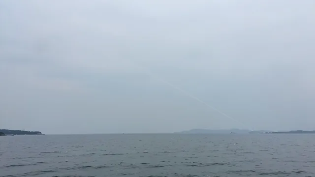 Contrail de míssil acima do mar próximo à costa leste norte-coreana.