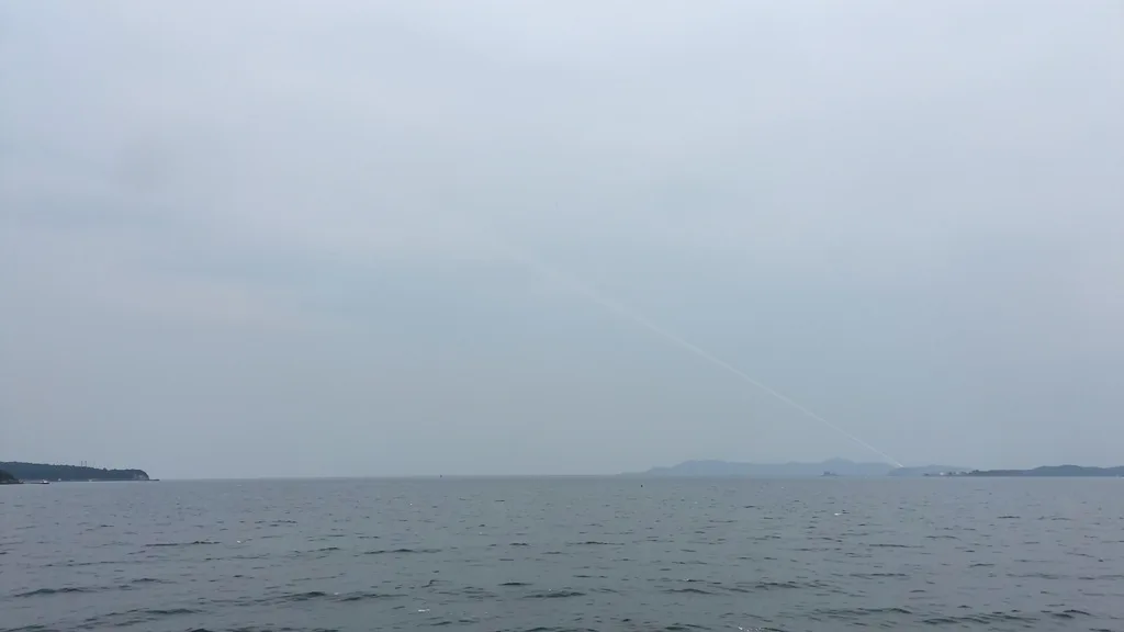 Contrail de míssil acima do mar próximo à costa leste norte-coreana.