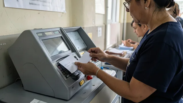 Imagem gerada por IA: Eleitor genérico vota em uma urna eletrônica em uma seção eleitoral.