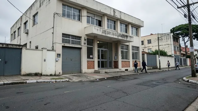 Entrada fechada de uma representação diplomática dos Estados Unidos em uma rua brasileira.