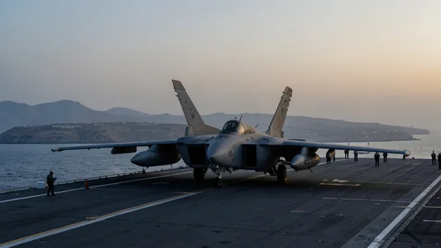 Imagem gerada por IA: Aeronaves militares no convés de um porta-aviões ao entardecer.