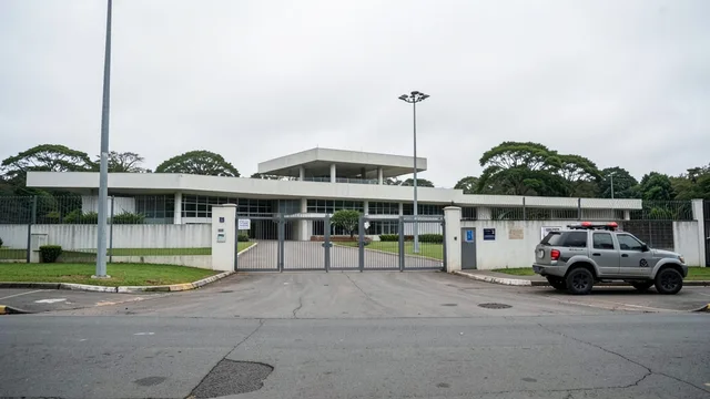 Entrada fechada de uma representação diplomática em Brasília, vista do lado de fora do perímetro de segurança.