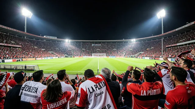 Imagem gerada por IA: Estádio lotado à noite antes de uma semifinal da Libertadores em La Plata.