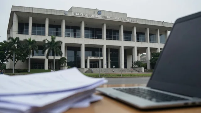 Imagem gerada por IA: Fachada do Supremo Tribunal Federal ao fundo e documentos financeiros desfocados em primeiro plano.