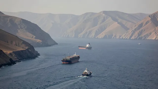Imagem gerada por IA: Navio cargueiro atravessa o estreito de Bab el-Mandeb, entre o Iêmen e o Chifre da África.