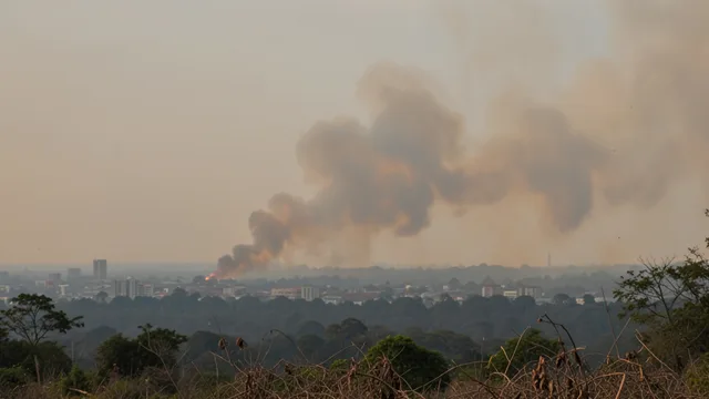 Imagem gerada por IA: Fumaça encobre parte do horizonte de Manaus, com a floresta ao fundo.