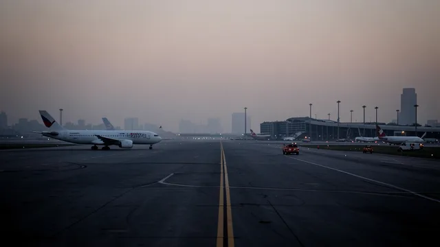 Imagem gerada por IA: Aviões parados em um aeroporto saudita durante a suspensão das operações após os ataques.