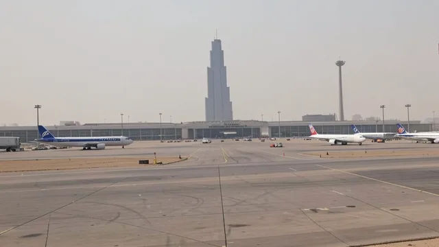 Imagem gerada por IA: Pistas vazias do aeroporto de Riad durante a suspensão das operações.