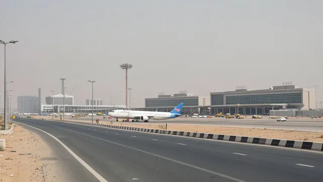 Imagem gerada por IA: Aeroporto Internacional Rei Khalid, em Riad, com um avião comercial parado no pátio.