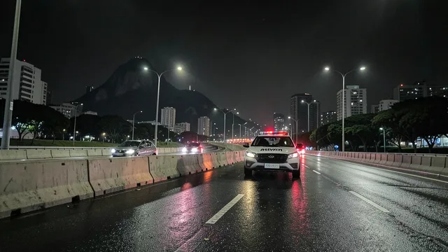 Imagem gerada por IA: Viatura policial e barreira de concreto na Avenida Brasil à noite, com luzes de emergência ao fundo.