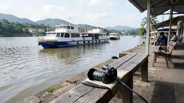 Imagem gerada por IA: Câmera e microfone em um terminal fluvial de Belém, com uma embarcação atracada ao fundo.