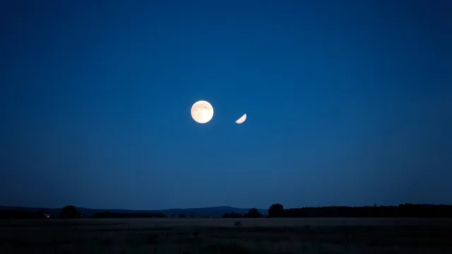 Imagem gerada por IA: Lua minguante e Júpiter aparecem próximos no céu antes do amanhecer.