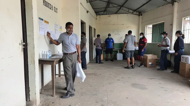 Imagem gerada por IA: Eleitor deixa uma seção de votação em um município da Bahia.