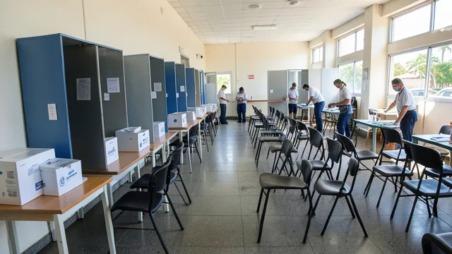 Imagem gerada por IA: Seção eleitoral preparada em um prédio público para receber eleitores.