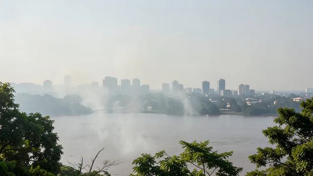 Imagem gerada por IA: Bruma de fumaça sobre a paisagem urbana de Manaus e o Rio Negro.