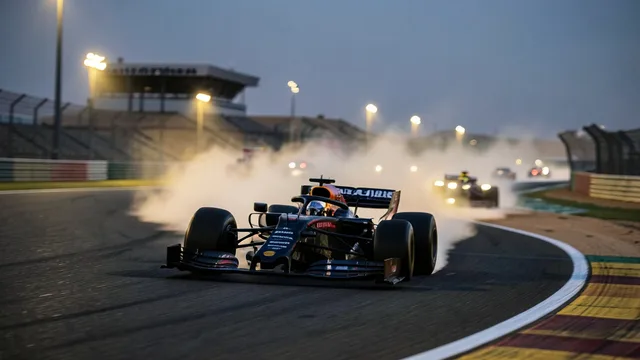 Imagem gerada por IA: Carros de Fórmula 1 disputam uma curva iluminada no circuito do Bahrein.