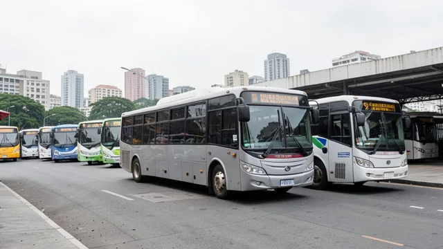 Imagem gerada por IA: Ônibus estacionado em uma garagem de transporte público em São Paulo.