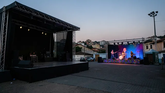 Imagem gerada por IA: Palco vazio em Salvador com estrutura de trio elétrico ao fundo, em referência à cena do axé music.