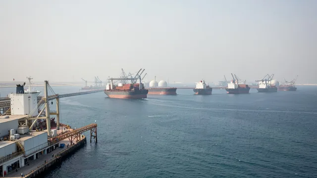 Imagem gerada por IA: Navios petroleiros aguardam perto de um terminal de exportação no Golfo Pérsico.