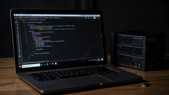 Imagem gerada por IA: Notebook com terminal de programação ao lado de servidores, representando um ataque a um pacote de software.