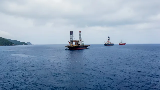 Imagem gerada por IA: Navio de exploração de petróleo no mar diante da costa norte do Brasil.