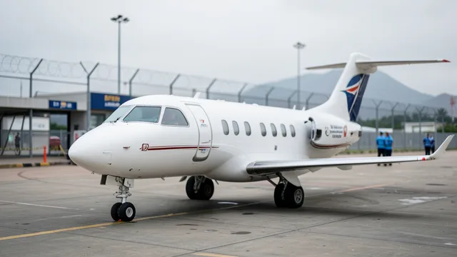 Imagem gerada por IA: Avião particular estacionado em aeroporto próximo a um posto de controle de fronteira.