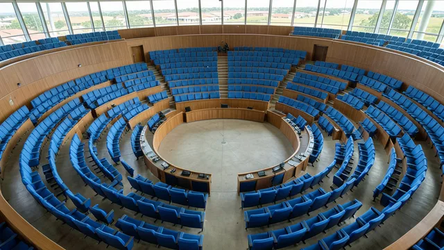 Imagem gerada por IA: Plenário do Senado Federal, com fileiras de cadeiras azuis vistas de um ponto elevado.