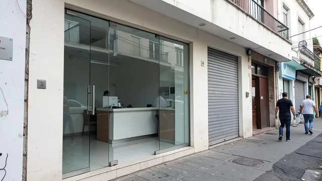 Imagem gerada por IA: Entrada de uma clínica de estética em uma rua comercial.