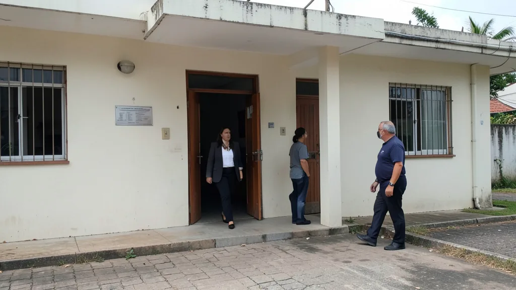 Mulher caminha em direção à entrada de um prédio público brasileiro.