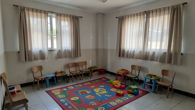 Imagem gerada por IA: Sala de aula de uma creche vazia, com tapete colorido, cadeiras pequenas e cortinas fechadas.