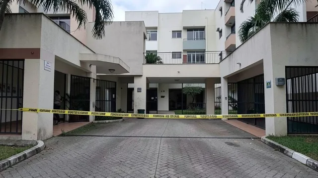 Imagem gerada por IA: Fachada e pátio de um condomínio residencial em Fortaleza, em imagem que representa o caso sob investigação.