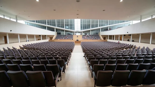 Imagem gerada por IA: Plenário da Câmara dos Deputados, em Brasília, visto da galeria.