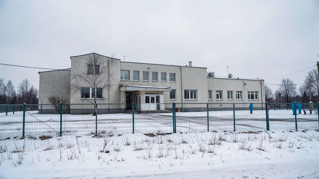 Imagem gerada por IA: Instituto de pesquisa em Irkutsk visto do lado de fora, em um dia nublado.