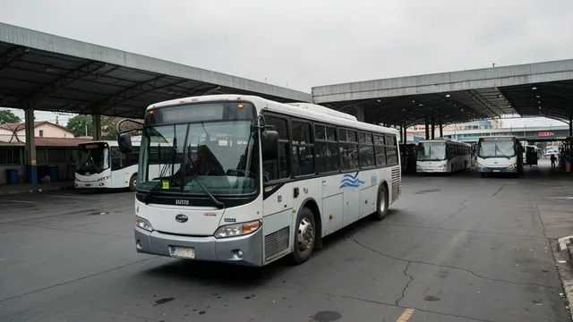 Imagem gerada por IA: Ônibus estacionados em uma garagem de transporte urbano em São Paulo.