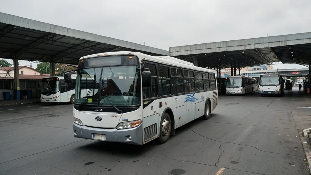 Imagem gerada por IA: Ônibus estacionados em uma garagem de transporte urbano em São Paulo.