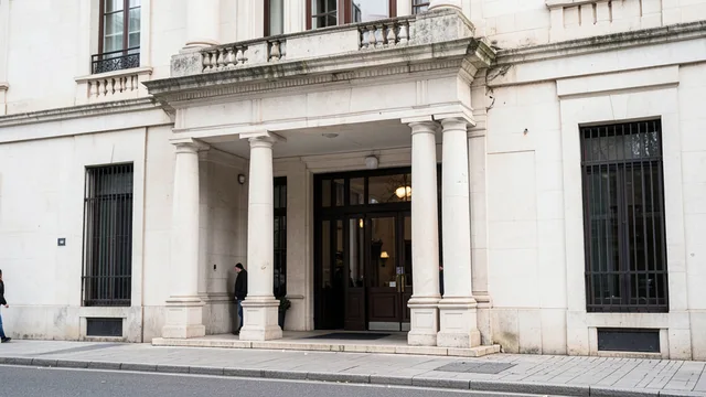 Imagem gerada por IA: Fachada de um tribunal em Barcelona, onde Shakira e Gerard Piqué discutiram o regime de visitas dos filhos.