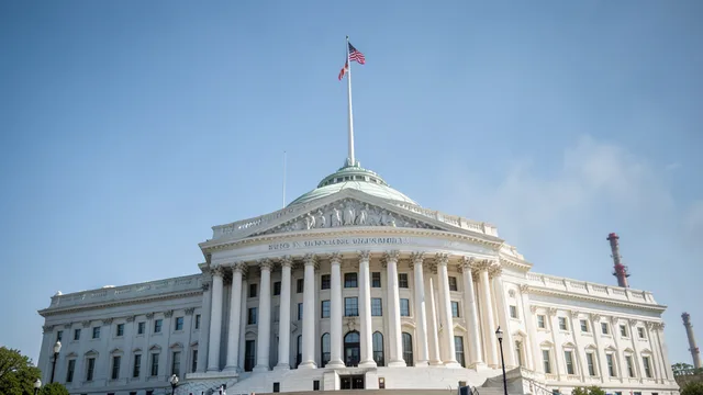 Imagem gerada por IA: Suprema Corte dos Estados Unidos, com uma refinaria ao fundo.