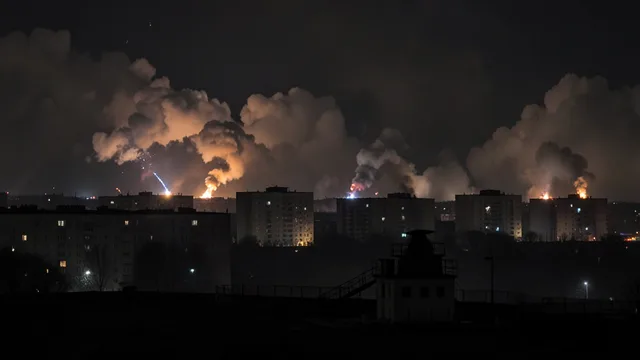 Imagem gerada por IA: Céu noturno sobre Kiev iluminado por clarões distantes, com uma instalação de defesa aérea em primeiro plano.